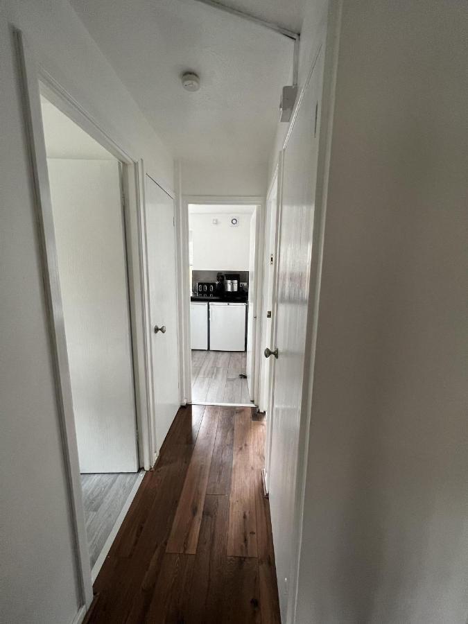 Canary Wharf Haven - Spacious & Homely Entire 1 Bedroom Flat Лондон Екстер'єр фото