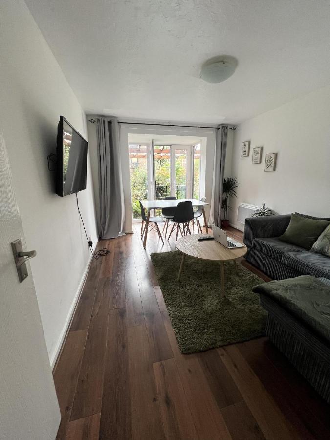 Canary Wharf Haven - Spacious & Homely Entire 1 Bedroom Flat Лондон Екстер'єр фото