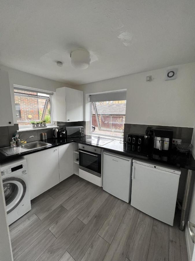 Canary Wharf Haven - Spacious & Homely Entire 1 Bedroom Flat Лондон Екстер'єр фото